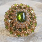 Bestickter Garden Party Ring mit einem böhmischen Kristall-Cabochon aus den 1960er Jahren, Swarovski-Kristallen, Perlmuttperlen und Rocailles. 